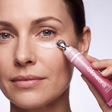 Vrouw brengt PDRN Peptide Oog Crème onder het oog aan met de metalen applicator