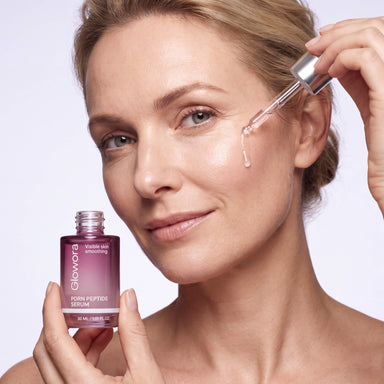 Vrouw brengt PDRN Peptide Serum met pipet aan op haar wang