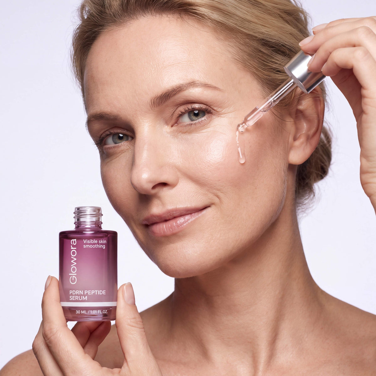 Vrouw brengt PDRN Peptide Serum met pipet aan op haar wang
